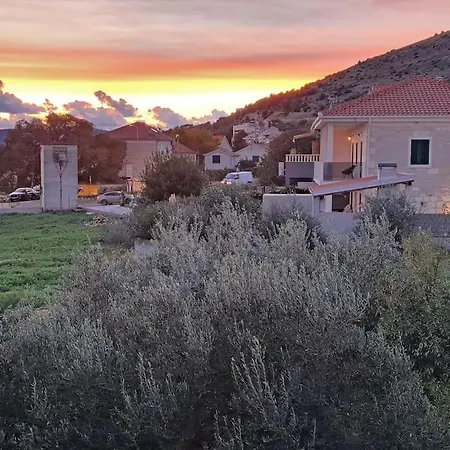 Kyra With Terrace And Garden * Trogir