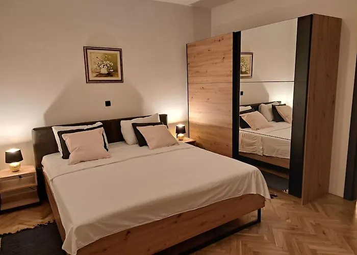 Apartman Kyra With Terrace And Garden Trogir