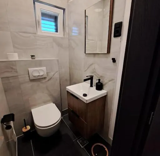 Kyra With Terrace And Garden Apartman