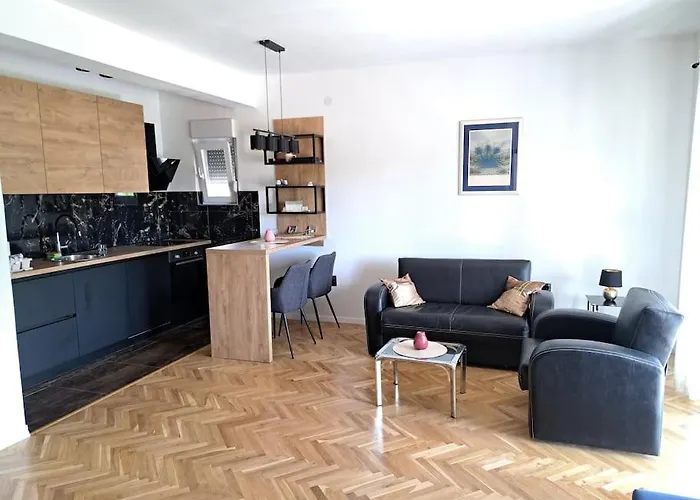 Kyra With Terrace And Garden Apartman Trogir