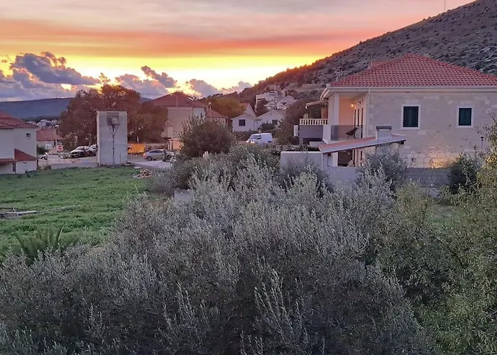 Kyra With Terrace And Garden * Trogir