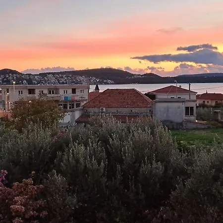 Kyra With Terrace And Garden Apartamento Trogir