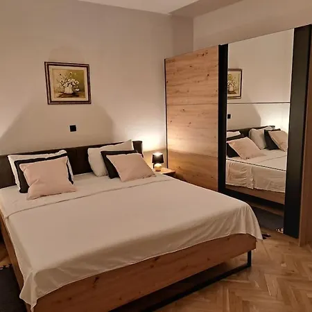 Apartamento Kyra With Terrace And Garden Trogir