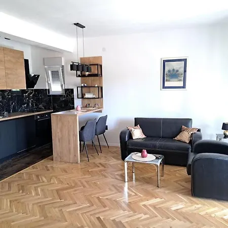 Kyra With Terrace And Garden Apartamento Trogir